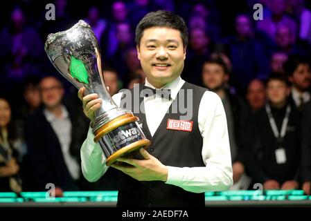 Ding Junhui celebra con il trofeo dopo aver vinto il Betway campionato britannico al York Barbican. Foto Stock