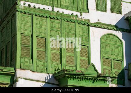 Vista ravvicinata della Noorwali verdolino coral town house al Souk al Alawi Street nel centro storico della città di Al Balad, Jeddah, Arabia Saudita Foto Stock