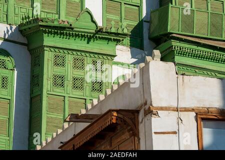 Vista ravvicinata della Noorwali verdolino coral town house al Souk al Alawi Street nel centro storico della città di Al Balad, Jeddah, Arabia Saudita Foto Stock