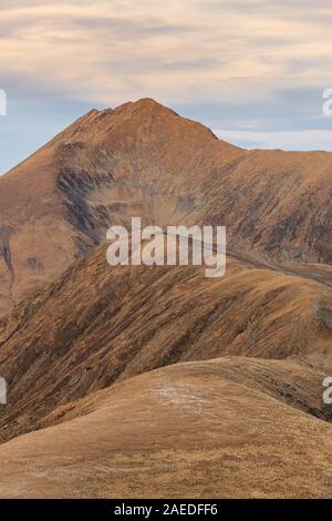 Picco di Moldoveanu 2544m in montagna Fagaras, Romania Foto Stock