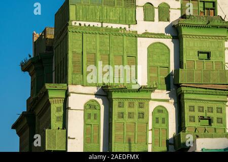 Vista ravvicinata della Noorwali verdolino coral town house al Souk al Alawi Street nel centro storico della città di Al Balad, Jeddah, Arabia Saudita Foto Stock