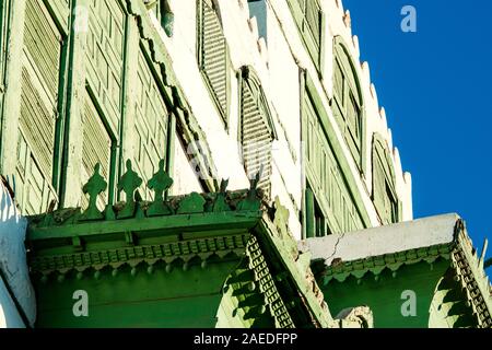 Vista ravvicinata della Noorwali verdolino coral town house al Souk al Alawi Street nel centro storico della città di Al Balad, Jeddah, Arabia Saudita Foto Stock