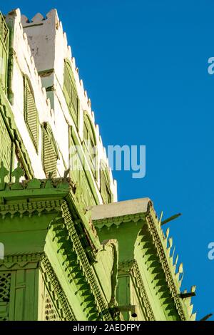 Vista ravvicinata della Noorwali verdolino coral town house al Souk al Alawi Street nel centro storico della città di Al Balad, Jeddah, Arabia Saudita Foto Stock