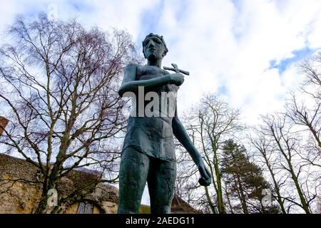 Statua di San Edmund da Elisabeth Frink nella cattedrale motivi, Bury St Edmunds, Suffolk REGNO UNITO Foto Stock