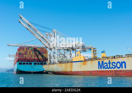 Scaricate Matson contenitore cargo nave ormeggiata a Oakland International Terminal per Container - Oakland, la California, Stati Uniti d'America - Agosto, 2019 Foto Stock