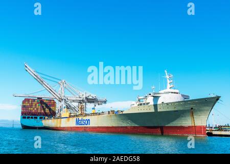 Scaricate Matson contenitore cargo nave ormeggiata a Oakland International Terminal per Container - Oakland, la California, Stati Uniti d'America - Agosto, 2019 Foto Stock