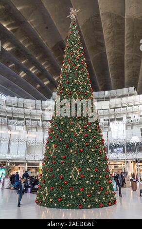 Parigi, Francia - 8 Dicembre: massiccia albero di Natale all'interno CNIT shopping center a La Defense Foto Stock