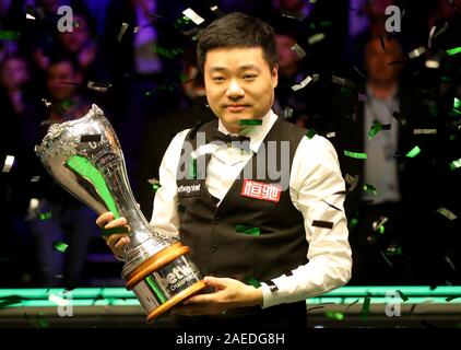 Ding Junhui celebra con il trofeo dopo aver vinto il Betway campionato britannico al York Barbican. Foto Stock