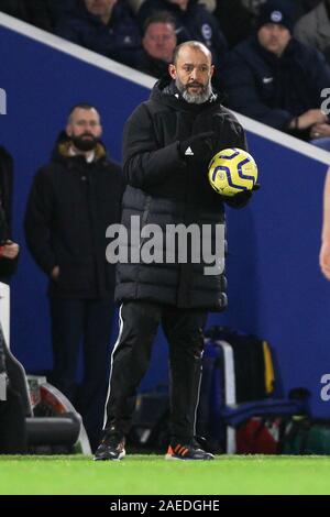 Brighton e Hove, Regno Unito. 08 Dic, 2019. Wolverhampton Wanderers Manager Nuno Espirito Santo durante il match di Premier League tra Brighton e Hove Albion e Wolverhampton Wanderers presso la American Express Community Stadium di Brighton e Hove, Inghilterra il 8 dicembre 2019. Foto di Ken scintille. Solo uso editoriale, è richiesta una licenza per uso commerciale. Nessun uso in scommesse, giochi o un singolo giocatore/club/league pubblicazioni. Credit: UK Sports Pics Ltd/Alamy Live News Foto Stock