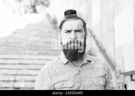 I capelli del viso Trattamento. Hipster con la barba brutale guy. Fashion Trend grooming barba. La brutalità e la bellezza. Concetto di mascolinità. Barbiere grooming barba. Sensazione di Manly. Lo styling di barba e baffi. Foto Stock