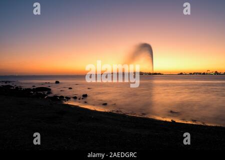 Vista del Re Fahd di Trevi visto da sud Corniche, Jeddah, Arabia Saudita, con un bel tramonto in background Foto Stock