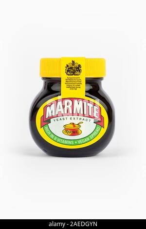 Un vasetto di marmite shot su uno sfondo bianco. Foto Stock