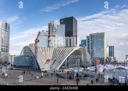 Parigi, Francia - 8 Dicembre: skyline del centro commerciale CNIT, tour Areva, della difesa e del governo francese a La Defense Foto Stock