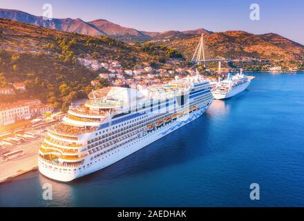 Vista aerea della bella bianca di grandi navi da crociera al tramonto Foto Stock