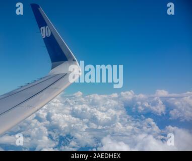 Vista dall'aereo con il bianco delle nuvole e cielo blu Foto Stock