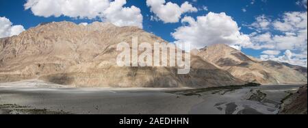 Vista panoramica della valle di Shyok in Ladakh, India settentrionale Foto Stock