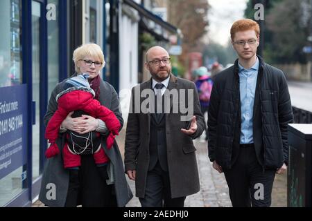 Bearsden Glasgow, UK. Il 19 novembre 2019. Nella foto: (sinistra-destra) Carloyn Scrimgeour - Scottish Partito Verde candidato per l Oriente e l Occidente Dunbartonshire; Patrick Harvie MSP - Co leader dello Scottish Partito Verde; Ross Greer MSP. Scottish Greens Co-Leader Patrick Harvie e ad ovest della Scozia MSP Ross Greer unisciti a Scottish verdi candidato per East Dunbartonshire Carolyn Scrimgeour per registrare i livelli di inquinamento. La Scottish verdi per avviare una politica sulla nuova vettura tassazione per affrontare il problema dell'inquinamento atmosferico e delle emissioni di CO2. Credito: Colin Fisher/Alamy Live News. Foto Stock