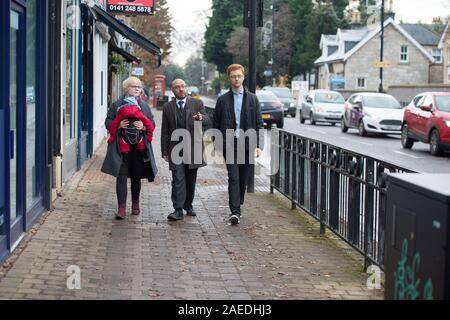 Bearsden Glasgow, UK. Il 19 novembre 2019. Nella foto: (sinistra-destra) Carloyn Scrimgeour - Scottish Partito Verde candidato per l Oriente e l Occidente Dunbartonshire; Patrick Harvie MSP - Co leader dello Scottish Partito Verde; Ross Greer MSP. Scottish Greens Co-Leader Patrick Harvie e ad ovest della Scozia MSP Ross Greer unisciti a Scottish verdi candidato per East Dunbartonshire Carolyn Scrimgeour per registrare i livelli di inquinamento. La Scottish verdi per avviare una politica sulla nuova vettura tassazione per affrontare il problema dell'inquinamento atmosferico e delle emissioni di CO2. Credito: Colin Fisher/Alamy Live News. Foto Stock