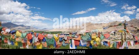 Panorama da Leh in Ladakh, Innia, con circostante Himalaya e bandiere di preghiera Foto Stock