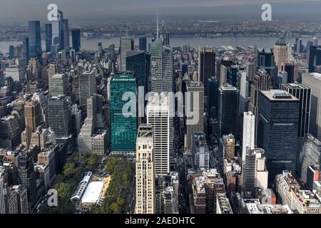 New York City - Ottobre 25, 2019: vista dei grattacieli lungo sullo skyline di New York durante il giorno. Foto Stock