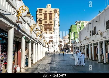 Vista del Souk al Alawi Street, il Noorwali verdolino coral town house e la Al Ma'amar Mosque al quartiere storico Al Balad in Jeddah, KSA Foto Stock