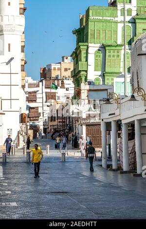 Vista del Souk al Alawi Street e il famoso Noorwali verdolino coral town house presso il quartiere storico Al Balad in Jeddah, KSA, Arabia Saudita Foto Stock