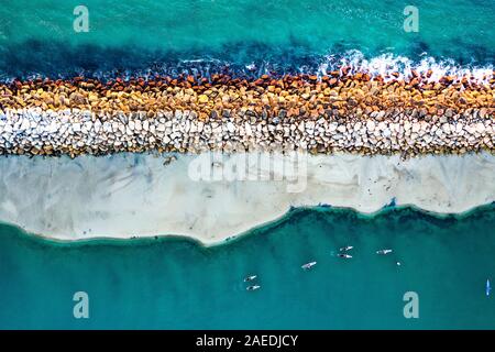 Paddle Boarders passando Dana Point Seawall in Dan punto porto Foto Stock