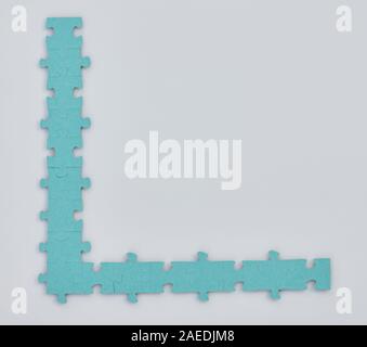 Boarder da pezzi di un puzzle isolato su bianco di sfondo per studio Foto Stock