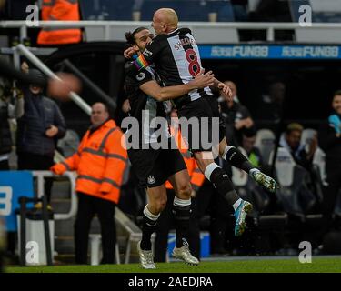 8 dicembre 2019, il St James Park, Newcastle, Inghilterra; Premier League, Newcastle United v Southampton : Jonjo Shelvey (8) di Newcastle United celebra il suo obiettivo con Andy Carroll (7) di Newcastle United per renderlo 1-1 Credito: Iam Masterizza/news immagini Foto Stock