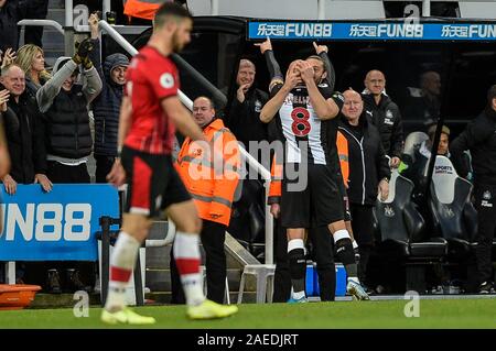 8 dicembre 2019, il St James Park, Newcastle, Inghilterra; Premier League, Newcastle United v Southampton : Jonjo Shelvey (8) di Newcastle United celebra il suo obiettivo con Andy Carroll (7) di Newcastle United per renderlo 1-1 Credito: Iam Masterizza/news immagini Foto Stock