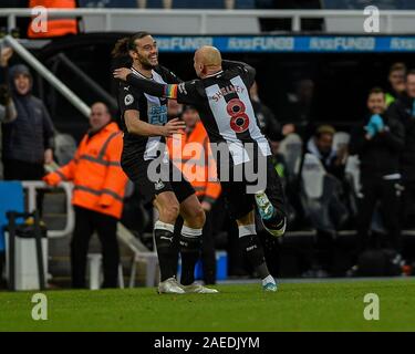 8 dicembre 2019, il St James Park, Newcastle, Inghilterra; Premier League, Newcastle United v Southampton : Jonjo Shelvey (8) di Newcastle United celebra il suo obiettivo con Andy Carroll (7) di Newcastle United per renderlo 1-1 Credito: Iam Masterizza/news immagini Foto Stock