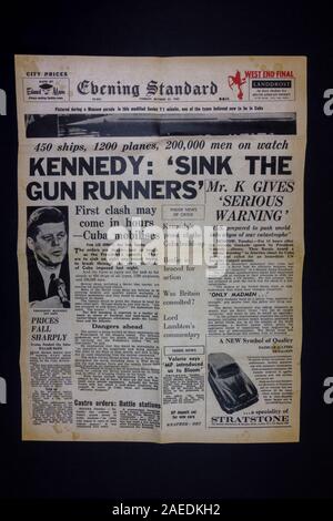 La prima pagina del Quotidiano Evening Standard (replica) dal 23rd ottobre 1962 durante la crisi missilistica cubana e la Guerra fredda. Foto Stock