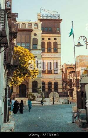 Vista della facciata ornata di Nasseef coral town house, Souk al Alawi Street nel quartiere storico di Al Balad, Jeddah, Arabia Saudita, KSA Foto Stock