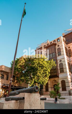 Vista del cannone di fronte al Nasseef coral town house, Souk al Alawi Street nel quartiere storico di Al Balad, Jeddah, Arabia Saudita, KSA Foto Stock