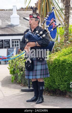 Tradizionale Scozzese, bagpiper Gretna Green famoso Fabbri Shop, Gretna Green, Gretna, Dumfries and Galloway, Scotland, Regno Unito Foto Stock