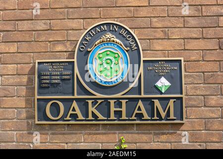 Oakham town segno in ingresso alla biblioteca di Oakham, Catmose Street, Oakham, Rutland, England, Regno Unito Foto Stock