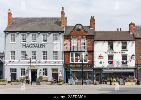 Pub e bistro in luogo di mercato, Doncaster, South Yorkshire, Inghilterra, Regno Unito Foto Stock