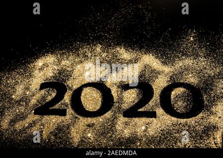 Felice anno nuovo 2020. Creative collage di due numeri e fatti zero fino al 2020. Bella frizzante numero d'Oro 2020 su sfondo nero per Foto Stock