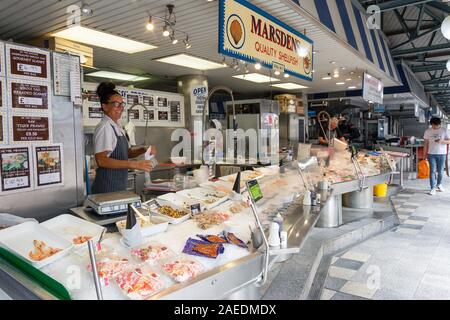 Frutti di mare coperta di bancarelle, Doncaster mercato, luogo di mercato, Doncaster, South Yorkshire, Inghilterra, Regno Unito Foto Stock