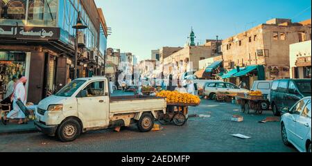 Vista di persone al Souk Baab Makkah street market presso il quartiere storico Al Balad in Jeddah, KSA, Arabia Saudita Foto Stock