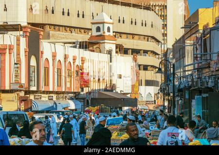 Vista del popolo arabo movimentata attraverso il souk Baab Makkah street market presso il quartiere storico Al Balad in Jeddah, KSA, Arabia Saudita Foto Stock