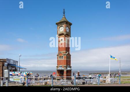 Morecambe Clock Tower e outdoor cafe, Marine Road Central, Morecambe, Lancashire, Inghilterra, Regno Unito Foto Stock