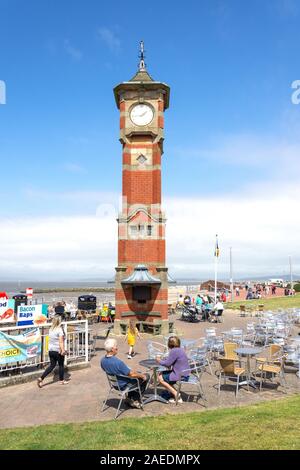 Morecambe Clock Tower e outdoor cafe, Marine Road Central, Morecambe, Lancashire, Inghilterra, Regno Unito Foto Stock