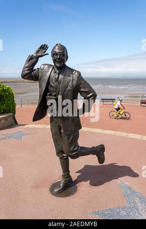 Eric Morecambe statua sul lungomare, Morecambe, Lancashire, Inghilterra, Regno Unito Foto Stock