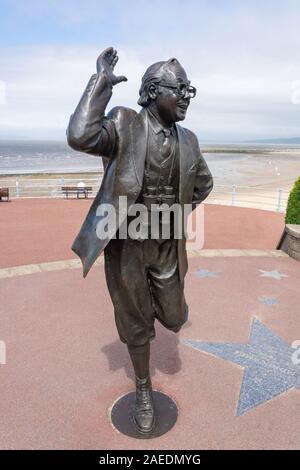 Eric Morecambe statua sul lungomare, Morecambe, Lancashire, Inghilterra, Regno Unito Foto Stock