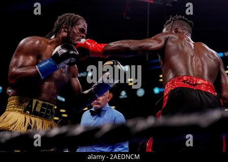 Brooklyn, New York, Stati Uniti d'America. Il 7 dicembre, 2019. IMMANUEL ALEEM (nero e oro trunk) battaglie RONALD ELLIS in un super middleweight bout presso la Barclays Center di Brooklyn, New York. Credito: Joel Plummer/ZUMA filo/Alamy Live News Foto Stock