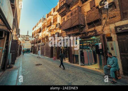 Vista della strada di Suq al Jami con le vecchie case della città di corallo e la moschea di al Shafee presso lo storico quartiere di al Balad a Jeddah, KSA, Arabia Saudita Foto Stock