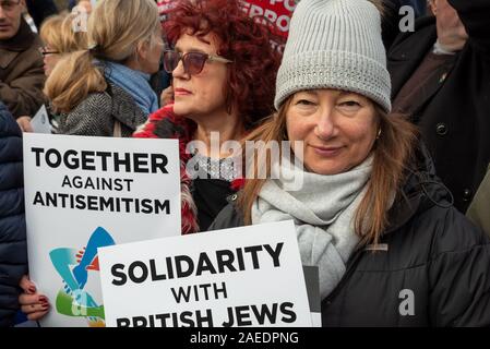 Londra, Regno Unito. 8 dicembre 2019. Insieme contro l' antisemitismo di dimostrazione e di rally in piazza del Parlamento. Ebrei e non Ebrei sono venuti insieme a riposo contro l' antisemitismo e sono state affrontate da 5 casse. Gli organizzatori sono stati la campagna contro l' antisemitismo, che stima 3.200 persone sono presenti. Credito: Stephen Bell/Alamy Foto Stock