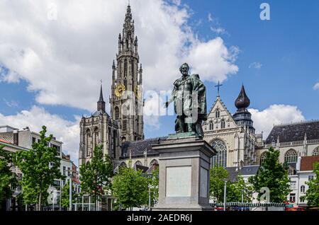 La piazza principale di Anversa con la sua famosa cattedrale in background e circondato da edifici antichi e la statua in omaggio a Rubens. Belgio Foto Stock