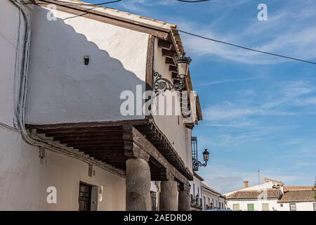 Dettaglio della costruzione storica con galleria di vecchie colonne e lanterne vintage nella città di Orgaz. Provincia di Toledo. Comunità di Castilla la Manch Foto Stock